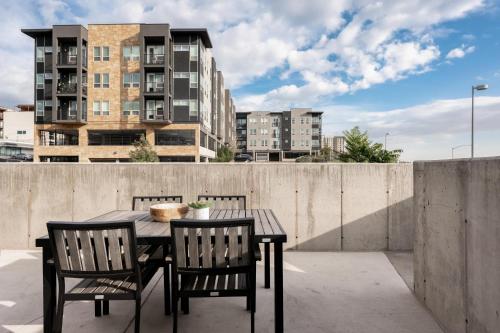Brand New Condo - Walk to Empower Stadium - Tesoro in Jefferson Park