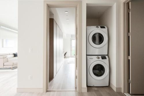 Contemporary Condo - Grill - Balcony - Tesoro in Jefferson Park