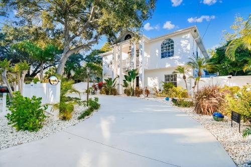 Ideal for Groups! Sleeps 14, Pool, Spa Near Downtown detail