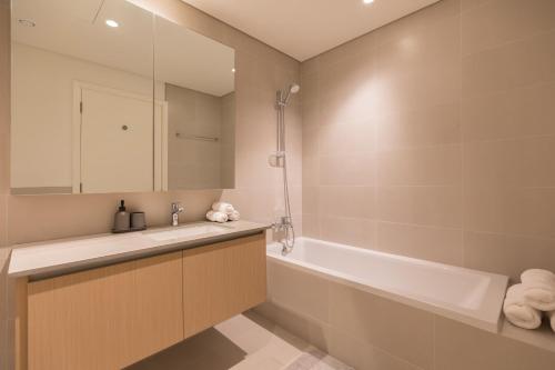 Creek Beach Roomy 3BR + terrace - main image
