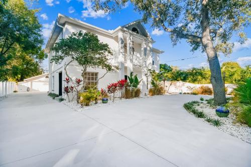 Ideal for Groups! Sleeps 14, Pool, Spa Near Downtown detail