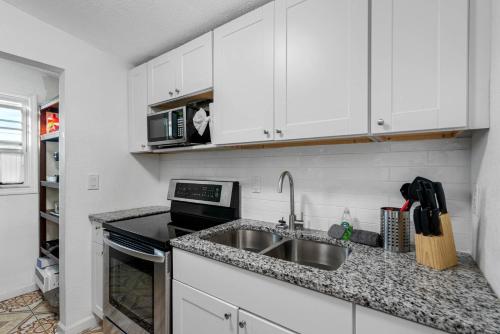 Quiet Waterfront Tiny Home Private Get Away in Tampa, USA