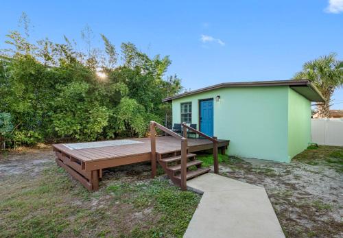 Quiet Waterfront Tiny Home Private Get Away in Tampa, USA