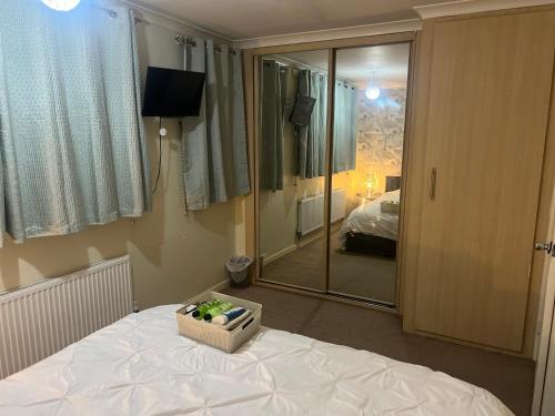 SuperKing Bed Free Parking Internet Garden Patio TV Quiet Close to main bus route B98 9NH