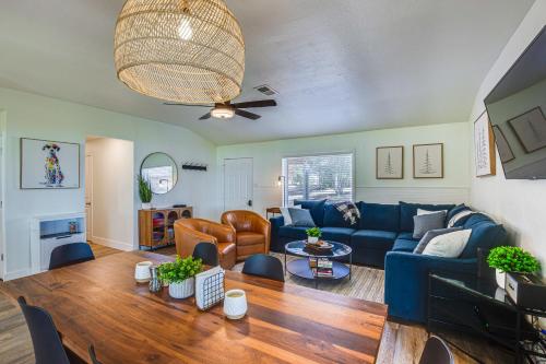 Charming Retreat with Dock on Cedar Creek Reservoir in Gun Barrel City, USA
