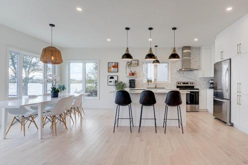 Modern Lake Champlain Villa with Spa in Venise-en-Québec