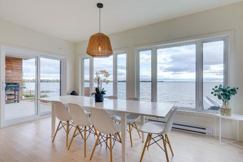 Modern Lake Champlain Villa with Spa in Venise-en-Québec