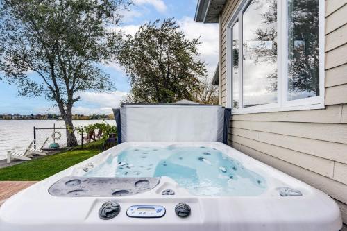 Pezsgőfürdő, Modern Lake Champlain Villa with Spa in Venise-en-Québec