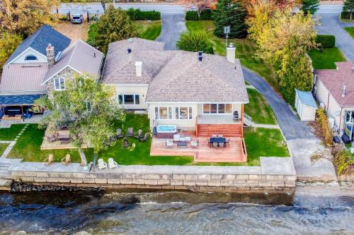 Modern Lake Champlain Villa with Spa in Venise-en-Québec