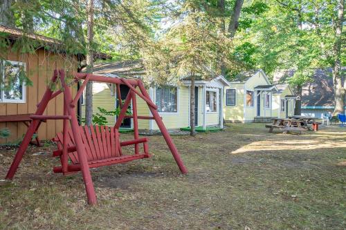 Smith Family Cottages- Lake House