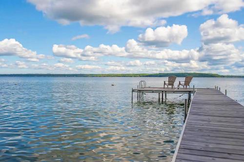 Smith Family Cottages- Lake House