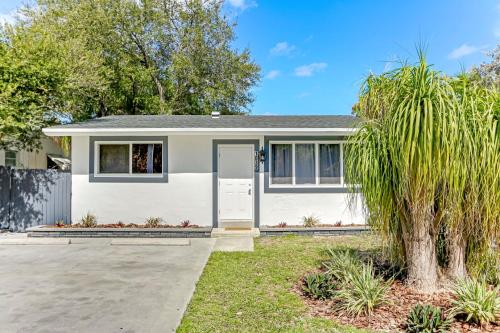 Hallandale Collection - Renovated Professional Design & Lake View in Ro-Len Lake Gardens, USA