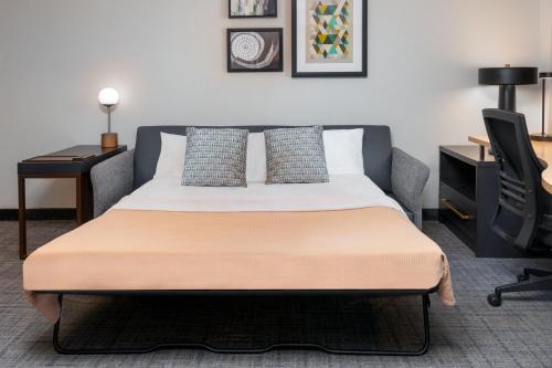 2 queen beds, 1 sofa bed