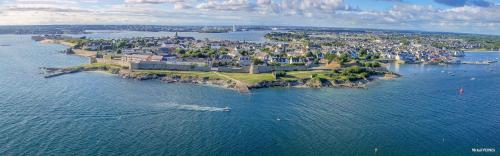 RÉF 231 - PORT-LOUIS appartement type 2 pleine vue Petite Mer avec terrasse, parking et garage dans résidence récente