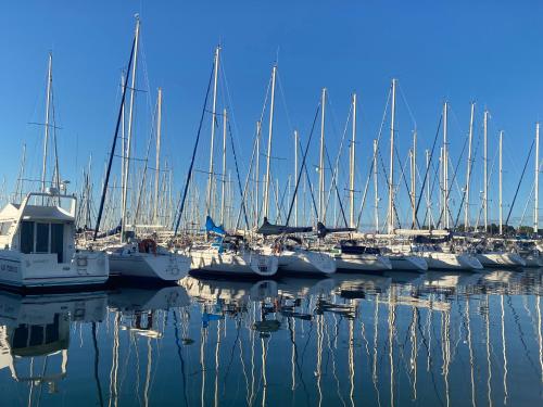 RÉF 231 - PORT-LOUIS appartement type 2 pleine vue Petite Mer avec terrasse, parking et garage dans résidence récente