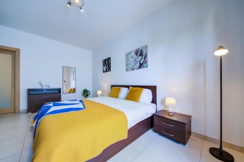 Prime Spot, Stylish Stay in St Julian's, Paceville, APT 8, Valletta
