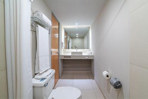 One-Bedroom King Suite with Sofa Bed image 6
