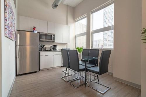 McCormick 2br/2ba Oasis with optional Parking, Patio, Gym for up to 6 guests in Chicago, USA