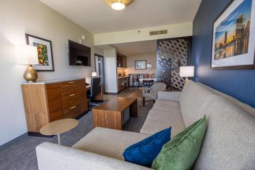 516443065 Drury Plaza Hotel Orlando - Disney Springs Area