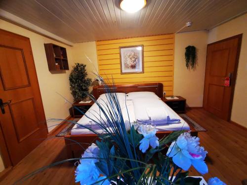 Deluxe Room (2 Adults + 1 Child)