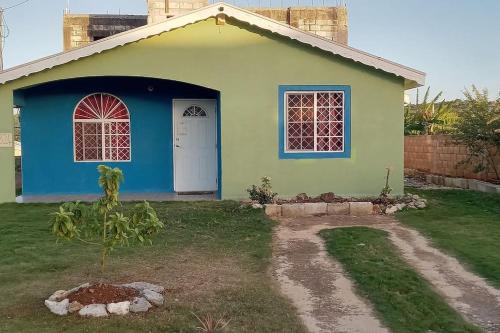 A szálláshely kívülről, Cheerful 2-Bedroom Home in Falmouth Garden in Corral Spring