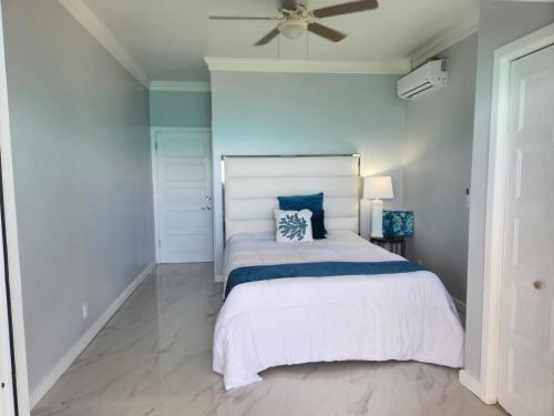 New Turquoise Escapes Waterfront Villa Black Point Exuma (Great Guana Cay) in Staniel Cay
