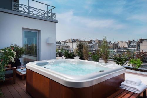 Renaissance Paris Republique Hotel & Spa - image 13