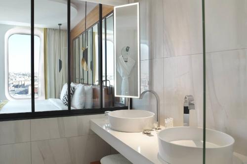 Renaissance Paris Republique Hotel & Spa - image 9