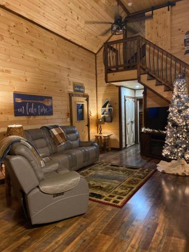 Lakeside Cabin Hot tub close to Ark Encounter