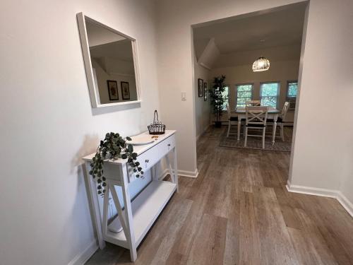 Serenity Adobe close to ALL- 3BR in New Haven, USA