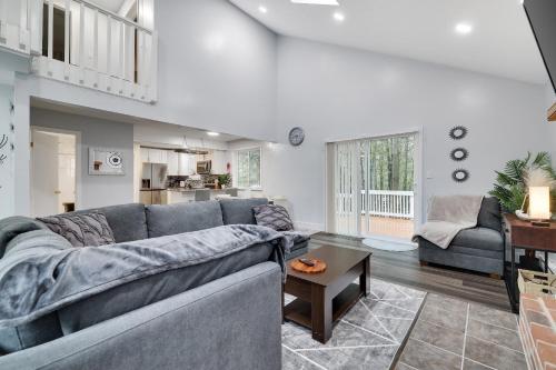 Cozy Spacious House *New*InTheCommunity+Fire Pit - image 5