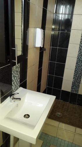 Monarchy Guest House - image 5