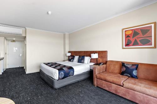 1 king bed, 1 sofa bed