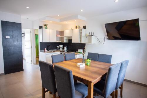 3 bedrooms, 7 beds
