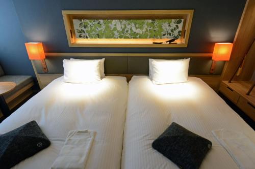 Standard Twin Room image 5
