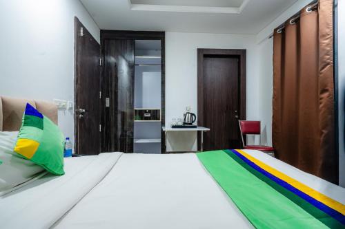 Deluxe Double Room image 9