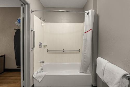 Red Roof Inn Detroit - Royal Oak/Madison Heights - image 10
