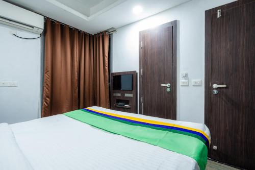 Standard Double Room image 6