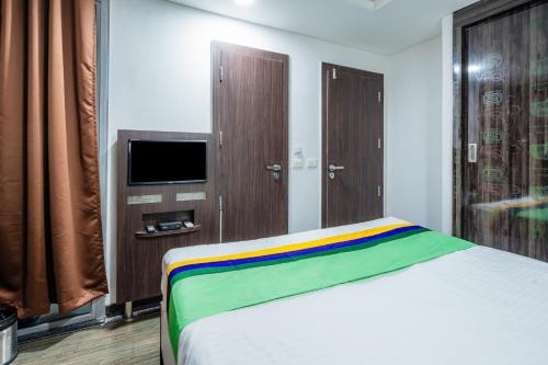 Standard Double Room image 5