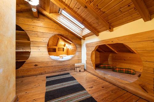 1 queen bed, 2 sofa beds