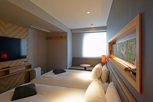 Standard Twin Room image 4