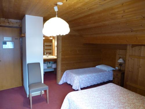 1 double bed, 2 twin beds