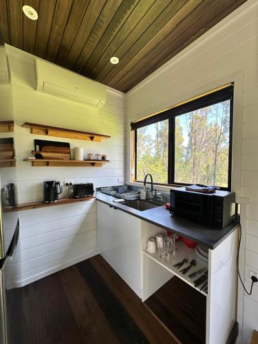 Ocean Breeze Tiny House - Ocean and Lake View in Mallacoota