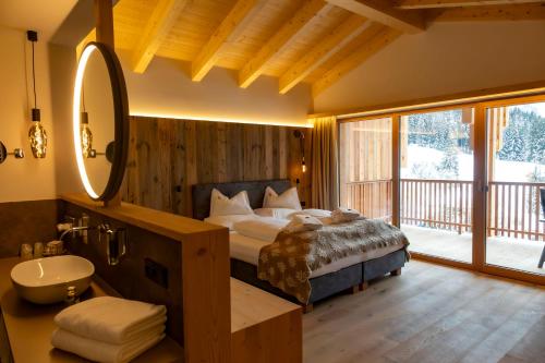 1 queen bed, 1 sofa bed