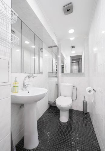 Islandijos Self Check-In Basement Apartments - Tap to explore photos