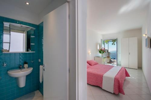 Deluxe Room image 10