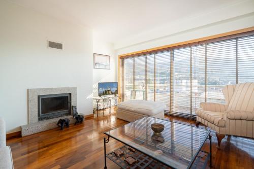 Host Wise - Homely Large Flat - Balcony in Costa