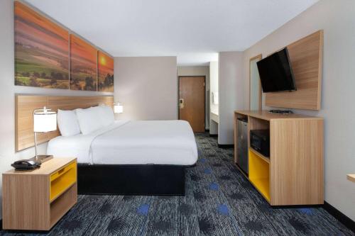 Days Inn by Wyndham Wooster - image 10