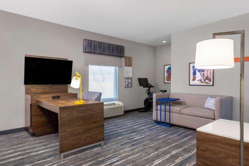 Hampton Inn & Suites Muncie - image 11