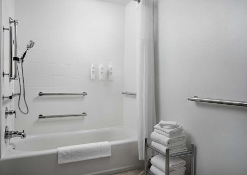 Double Room with Two Double Beds with Bath Tub - Hearing Accessible/Non-Smoking image 3